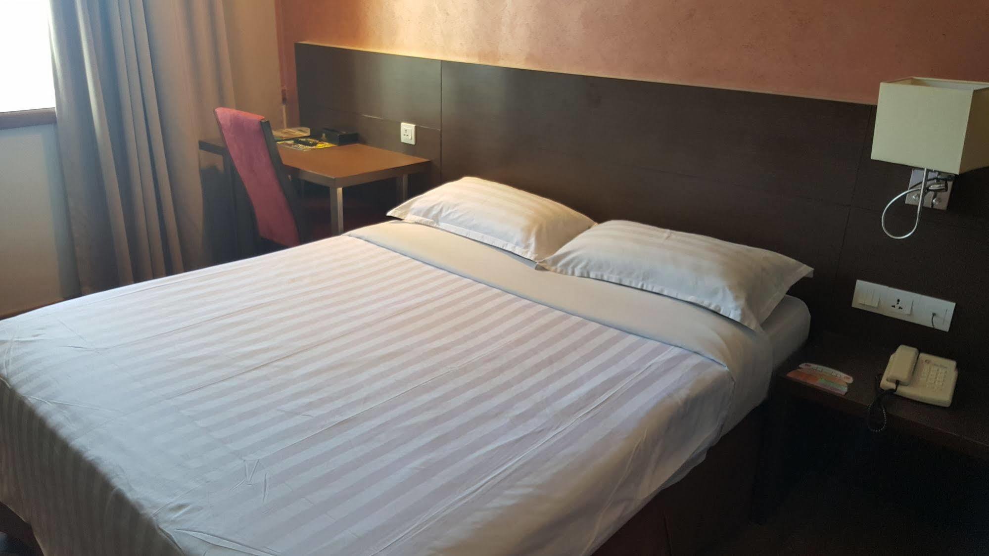 Hotel Malaysia Джордж Таун Екстериор снимка